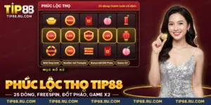 Lưới cuộn có biểu tượng Phúc, Lộc, Thọ cùng nguyên bảo và pháo đỏ trong nổ hũ Phúc Lộc Thọ TIP88